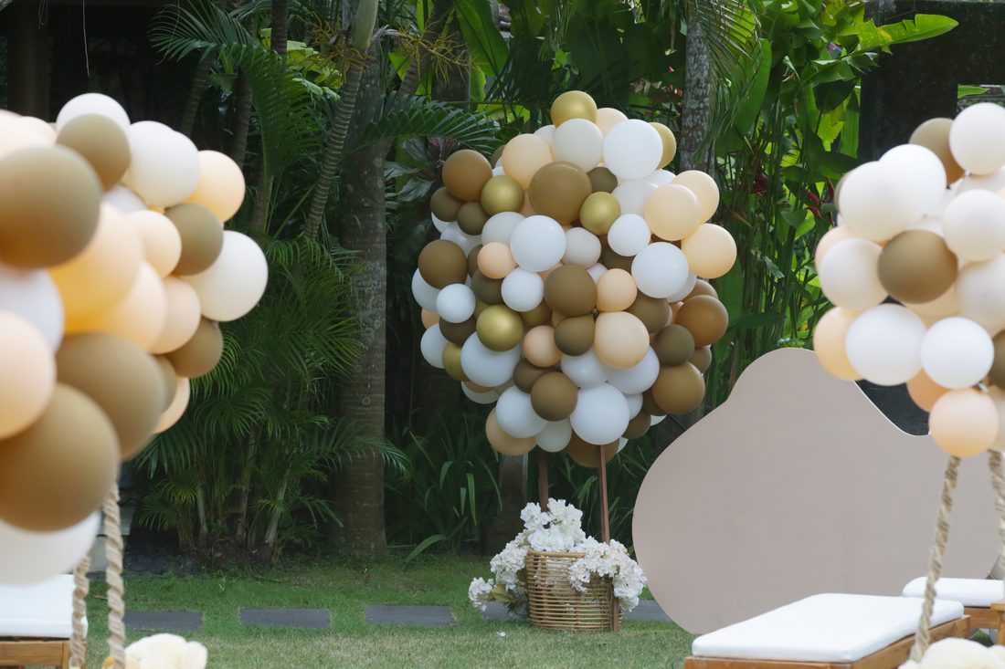 Cổng bóng và cây bóng bay tông xanh sage phối vàng đồng trang trí tiệc sân vườn